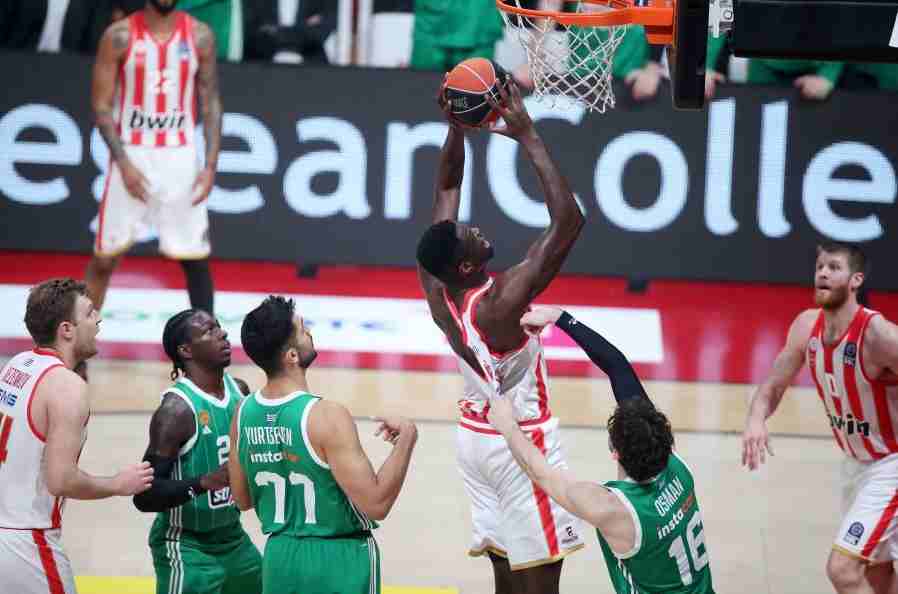 Olympiakos, Evinde Kazanıp Seriyi Eşitledi (Koç Ataman diskalifiye edildi)